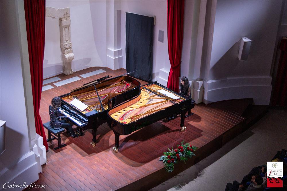 <div>L’immagine è tratta dal concerto dal titolo “A due pianoforti” tenutosi il 16 febbraio 2024 nella splendida cornice dell’Auditorium Santa Chiara di Foggia, in occasione della IX Edizione di Musica Felix, la rassegna organizzata della Fondazione Apulia Felix Onlus, con la preziosa direzione artistica del musicista Dino De Palma, con otto spettacoli in cartellone dal 22 gennaio al 25 maggio 2024. In scena Katia e Marielle Labèque definite dal New York Times il “miglior duo di piano al mondo”. Le due musiciste hanno dato un forte impulso al repertorio per due pianoforti, e per loro i più̀ grandi compositori viventi hanno scritto opere nuove. In questo concerto, le sorelle hanno proposto un programma originale e f...
