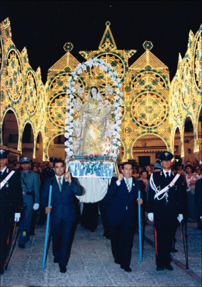 <div class="ql-editor"><div>Questo scatto digitale del 2005 immortala, in tutta la sua magnificenza, la statua della Madonna durante la processione, simbolo della profonda fede e dell'ininterrotta devozione che la comunità di Cassano delle Murge (BA) nutre nei confronti della sua Santa Patrona.</div><div>La Festa Patronale dedicata alla Madonna degli Angeli a Cassano delle Murge risale probabilmente alla seconda metà del Quattrocento, quando alla devozione verso i patroni tradizionali – il Crocifisso e san Zenone – si affiancò quella per la Vergine degli Angeli. Tale culto nacque dal ritrovamento, intorno al 1250, di un affresco della Madonna in una grotta carsica delle Murge. L’immagine, tuttavia, sarebbe molto più antica e databil...