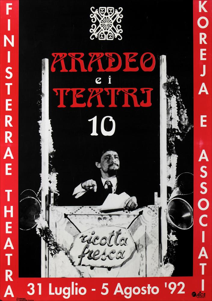 <div class="ql-editor">L'immagine ripropone la locandina della rassegna Aradeo e i Teatri 10 svoltasi fra il 31 luglio ed il 5 agosto 1992, una locandina semplice che gioca sul contrasto nero, rosso e bianco. Da ricordare la presenza, per la prima volta ad Aradeo, del drammaturgo Leo De Barardinis con lo spettacolo "L'uomo capovolto". Significativa la presenza di una comunità di albanesi di Korca che ricostruì all'interno del Castello Tre Masserie un villaggio riproponendo riti, cerimonie, danze e costumi tradizionali.</div>