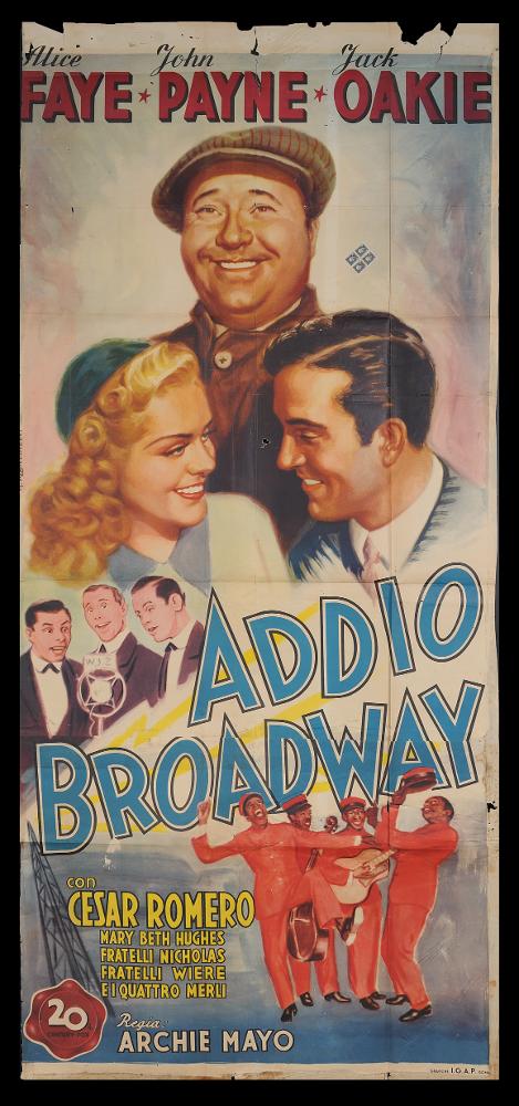 L'immagine riproduce uno dei manifesti conservati presso la Mediateca Regionale Pugliese (vedi Note). Si tratta del manifesto del film "Addio Broadway!", a firma di R. Mancinelli. Le poche notizie sull'autore lo descrivono un artista formatosi come illustratore di cartoline cinematografiche, che ha proseguito poi la carriera come illustratore di manifesti. La composizione che ammiriamo denota comunque l'abilità artistica dell'autore, che fa uso di colori brillanti e pennellate morbide (da notarsi i capelli della Faye) per una impostazione dal taglio moderno ed originale, fatto di più scene da osservare. Tutto l'insieme ruota però attorno ai ritratti dei tre protagonisti, un gruppo che comunica con i loro sorrisi un film piacevole e leggero, tutto musicale. Intorno, le a...