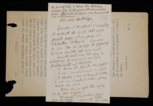 Nella cartolina, Benedetto Croce presenta a Giovanni Laterza un breve rendiconto dei compensi per i curatori dei volumi di Johann F. Herbart, Friedrich W.J. Schelling e Giordano Bruno. Gli chiede poi di sollecitare Michele Losacco a restituire le bozze corrette e lo informa di aver spedito in tipografia la prima parte del suo volume di estetica. Infine gli chiede perché la carta usata per “La Critica” sia più leggera che in passato e quando possa spedire gli altri tre volumi di classici della filosofia già pronti per la stampa.