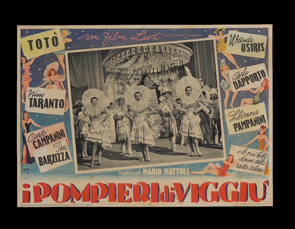 L'immagine riproduce uno dei manifesti conservati presso la Mediateca Regionale Pugliese (vedi Note). Si tratta di uno dei soggetti della fotobusta del film "I pompieri di Viggiù", a firma di Carloantonio Longi, di cui si conserva per lo stesso film anche la versione manifesto. Versatile illustratore e pittore toscano, contribuì per circa 30 anni alla produzione artistica italiana dedicata al cinema. Amante della sperimentazione, nella sua carriera realizzò anche composizioni fatte di pochi colori e disegni lineari. Qui le illustrazioni di Longi incorniciano la fotobusta e la foto di scena, la composizione mostra uno stile vivace e fumettistico che esalta un film corale, che vide la partecipazione di tutti i nomi del varietà e della comicità dell'epoca, un vero e propri...