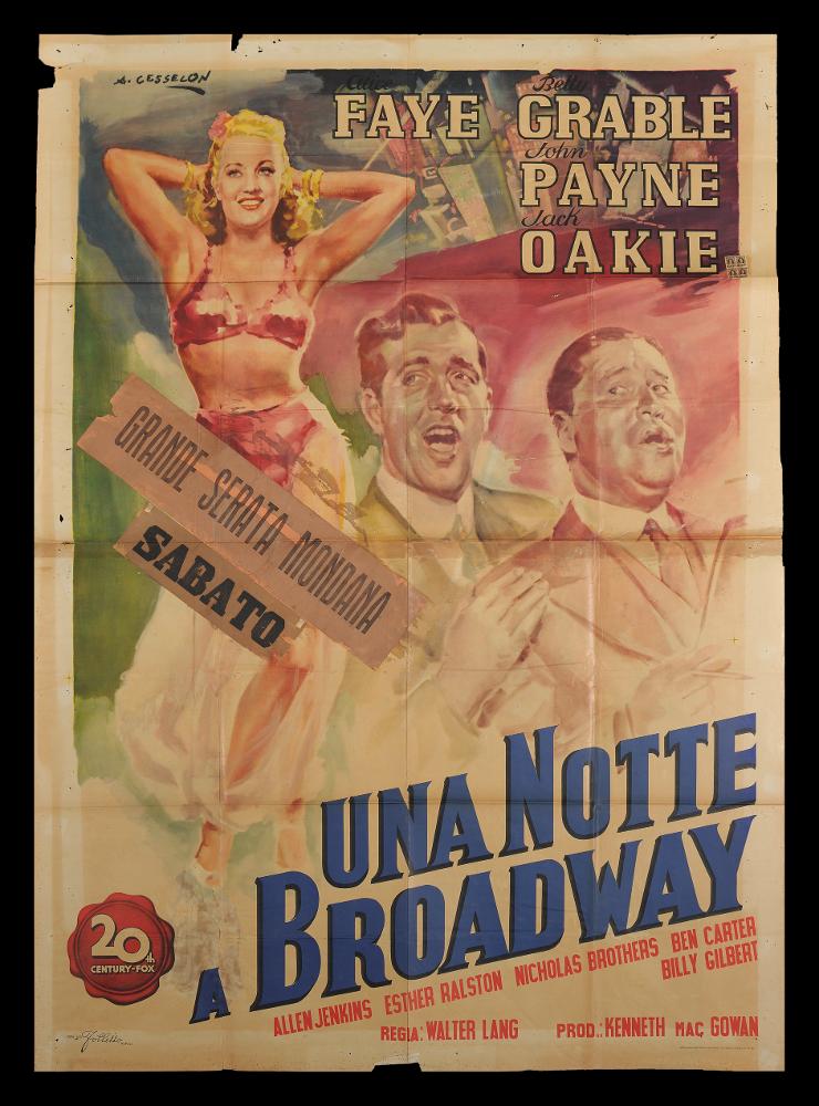 L'immagine riproduce uno dei manifesti conservati presso la Mediateca Regionale Pugliese (vedi Note). Si tratta di uno dei manifesti del film “Una notte a Broadway” del 1940 per la regia di Walter Lang. La composizione grafica è a firma di Angelo Cesselon, illustratore veneziano considerato tra i più originali ‘pittori di cinema’. Dal manifesto si coglie la straordinaria abilità tecnico-pittorica di Cesselon, di sintetizzare in tratti essenziali la trama del film, partendo dalla rappresentazione su più livelli di alcune scene narrative. In primo piano, omologati allo sfondo, i due protagonisti maschili sono immortalati mentre cantano, alle loro spalle la bellissima Betty Grable, nei panni di una seducente e graziosa cantante, illumina tutta la composizione. I colori dom...
