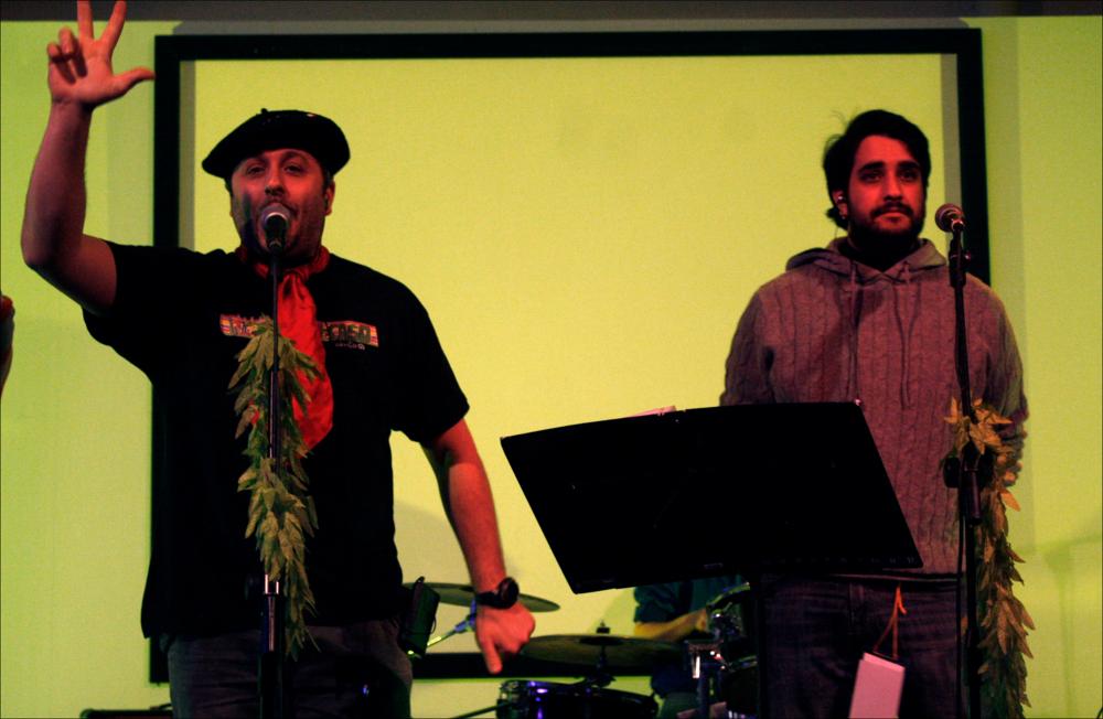 L'immagine fa parte di “Primavera dei Diritti", collezione digitale che raccoglie foto e video dell'omonima manifestazione promossa dalla Regione Puglia - Assessorato al Mediterraneo e realizzata dal Teatro Pubblico Pugliese dal 18 al 28 febbraio 2010 a Bari. La fotografia immortala un momento della performance "Recidivo Recital" della rock-band e compagnia teatrale dei Presi Per Caso, nata nel penitenziario di Rebibbia grazie all'intesa tra detenuti e area di rieducazione. Il loro intento è raccontare il carcere in forma artistica per rompere il muro tra società dei reclusi e società dei liberi, attraverso l'uso dell'ironia e della comicità, della forza della parola e della musica. Il sorriso è la caratteristica delle performance dei detenuti ed ex-detenuti che hanno c...