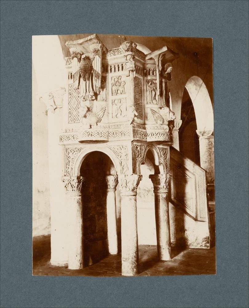<div class="ql-editor"><div>Documentazione fotografica dell'ambone della Chiesa di Santa Maria del Lago a Moscufo (PE).</div><div class="ql-align-justify">L'immagine digitale fa parte della raccolta fotografica di Giuseppe Ceci (1863-1938), studioso delle arti figurative dell’Italia meridionale e tra i promotori delle Società di Storia Patria di Napoli e della Puglia. Tale raccolta si inserisce nel vivace clima culturale dell’Italia postunitaria, caratterizzato dal progressivo consolidarsi di una «coscienza nazionale» alimentata anche dal confronto e dal dialogo con le realtà storiche e culturali locali.</div><div class="ql-align-justify">Oggi la Biblioteca Comunale di Andria conserva oltre settecento fotografie dedicate alla Puglia medie...