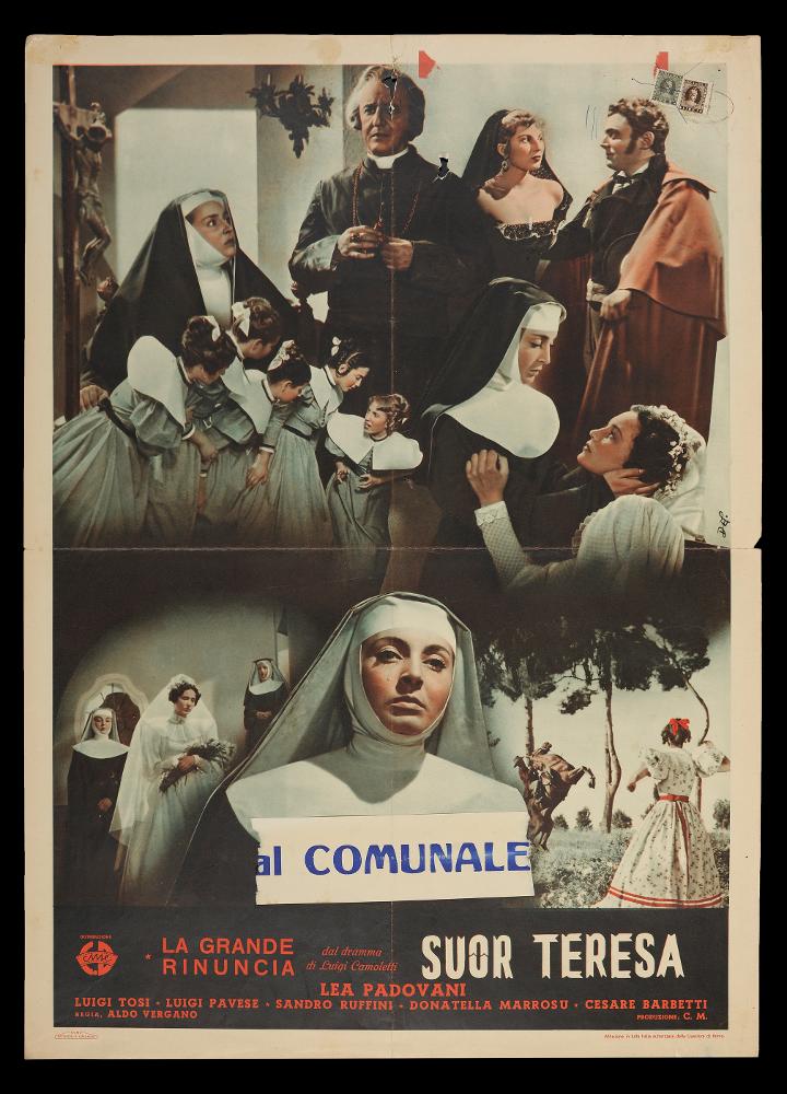 L'immagine riproduce uno dei manifesti conservati presso la Mediateca Regionale Pugliese (vedi Note). Si tratta della versione grafica della fotobusta verticale realizzata per il film italiano "La grande rinuncia" (Suor Teresa), di cui in collezione si conserva anche il formato manifesto a firma di Manno. L'illustratore dell'opera in oggetto è qui identificato come Dep. o Des., come si evince dalla firma sul fianco destro. Sembra richiamare lo stile del più noto Francesco Fiorenzi, artista che per primo anticipò il linguaggio grafico e fotografico attraverso la realizzazione di collage con ritratti e scene prese dal film e l'inserimento di elementi pittorici usati per unire le immagini sparse nello spazio del manifesto. Anche qui la composizione è creata con un collage ...