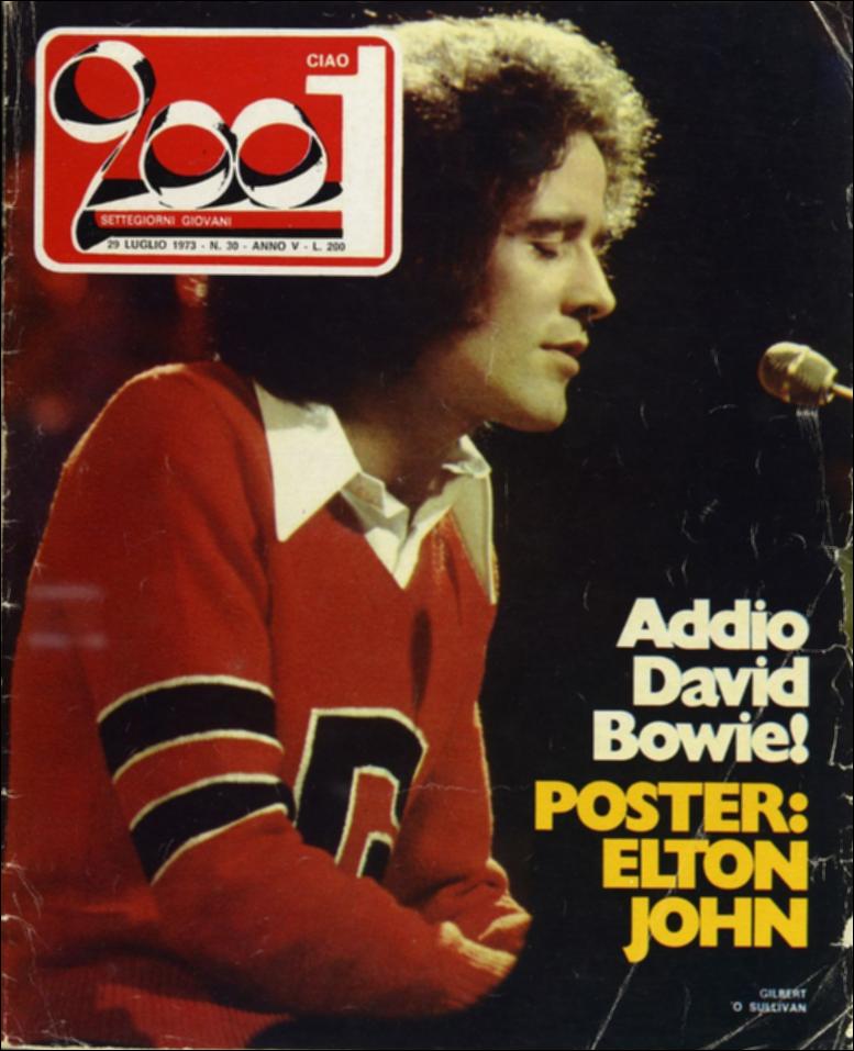 La risorsa in oggetto fa parte dei documenti editoriali selezionati dal Fondo MEM in occasione dell’esposizione "Sulle tracce di David Bowie. L’uomo delle stelle nelle riviste musicali italiane dagli anni ’70 ai ’90" curata da Claudia Attimonelli (Università degli Studi di Bari Aldo Moro, MEM, Future in Research). È un viaggio nel passato che mostra in che modo l’artista fu presentato e rappresentato in uno dei principali medium dell’epoca: le riviste musicali. Nello specifico il documento digitale riporta, oltre la copertina della rivista, le pagine esposte nel percorso di visita. Le prime pagine riportano immagini di Bowie alla chitarra con un annuncio, non molto felice per i fan di Bowie, che probabilmente avrebbe abbandonato la scena musicale del Pop, per dedicarsi ...