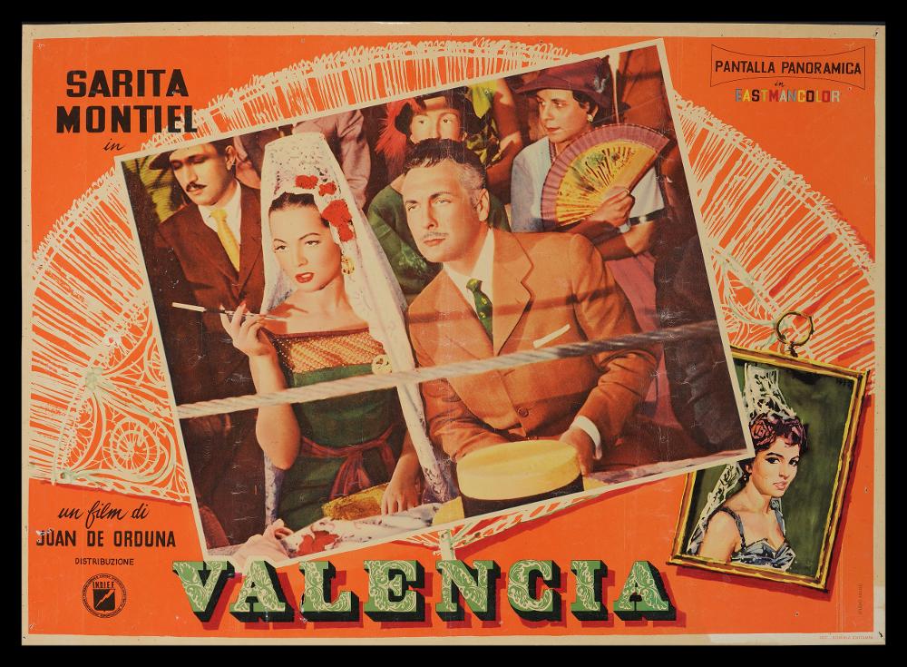L'immagine riproduce uno dei manifesti conservati presso la Mediateca Regionale Pugliese (vedi Note). Si tratta di uno dei soggetti della fotobusta del film "Valencia" a firma dello Studio Favalli, di Augusto Favalli. Artista milanese che si dedicò per anni all'attività artistica futurista, Augusto aprì nel 1946 a Roma, via Margutta, lo storico studio di grafica pubblicitaria "Studio Favalli", cominciando a produrre grafica per i manifesti cinematografici e dando il via ad un'intensa collaborazione con la casa di produzione Lux Film. Augusto curò personalmente la linea estetica dei manifesti, chiamando a progettare, per il suo studio, artisti del calibro di Guttuso, Purificato e altri. L'opera in oggetto si distingue per i colori caldi e solari; il fondo arancio accompa...
