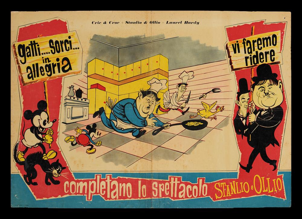 L'immagine riproduce uno dei manifesti conservati presso la Mediateca Regionale Pugliese (vedi Note). Si tratta di uno dei soggetti della fotobusta del film “Gatti..sorci...in allegria - Vi faremo ridere”, del 1961 con protagonista la coppia comica più conosciuta nel mondo Stanlio e Ollio (Stan Laurel e Oliver Hardy) tra i più fortunati interpreti del slapstick (slapstick comedy), sottogenere che fonda la comicità sfruttando il linguaggio del corpo e gag molto semplici. L’illustrazione presenta una grafica molto divertente con i due protagonisti animati e rappresentati con i lineamenti molto enfatizzati. Al centro vi è una scena dai contorni sfumati, ambientata in una cucina con Stanlio e Ollio nei panni di due cuochi, a dare comicità l’inseguimento di una gallina; inol...