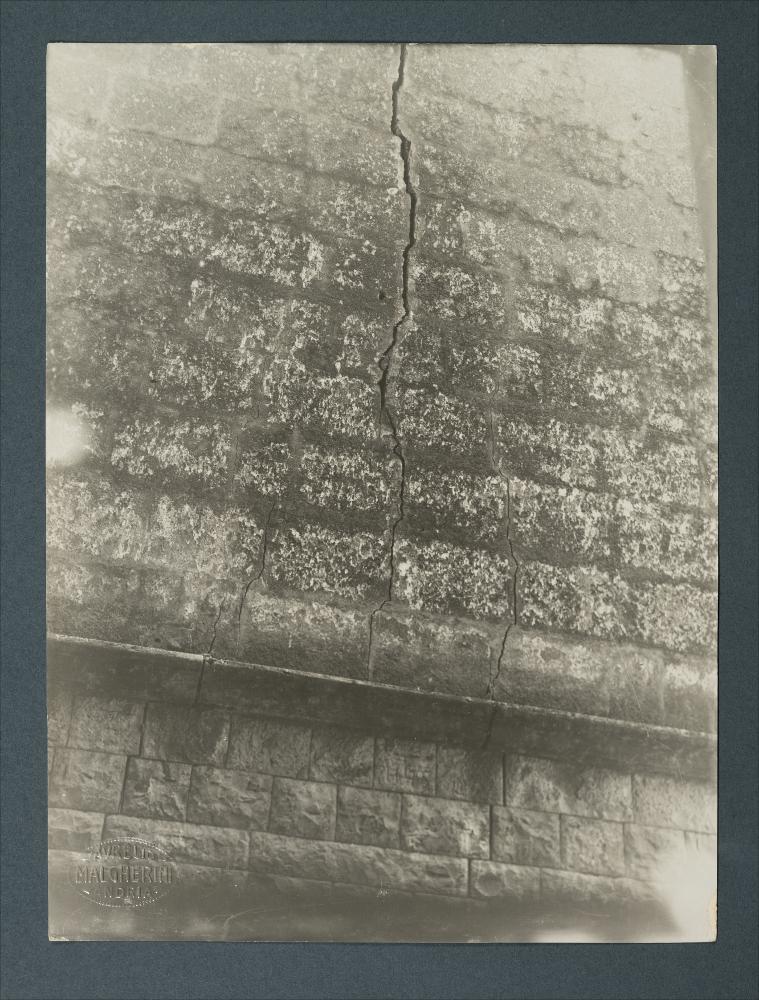 <div class="ql-editor"><div>Documentazione fotografica: lesione esterna del convento benedettine, Andria, foto di Aurelio Malgherini.</div><div><br></div><div>La raccolta fotografica di Giuseppe Ceci (1863-1938), studioso delle arti figurative dell’Italia meridionale e tra i promotori delle Società di Storia Patria di Napoli e della Puglia, si inserisce nel vivace clima culturale dell’Italia postunitaria, caratterizzato dal progressivo consolidarsi di una «coscienza nazionale» alimentata anche dal confronto e dal dialogo con le realtà storiche e culturali locali.</div><div>Oggi la Biblioteca Comunale di Andria conserva oltre settecento fotografie dedicate alla Puglia medievale, a Napoli e al patrimonio storico-artistico dell’Italia ...