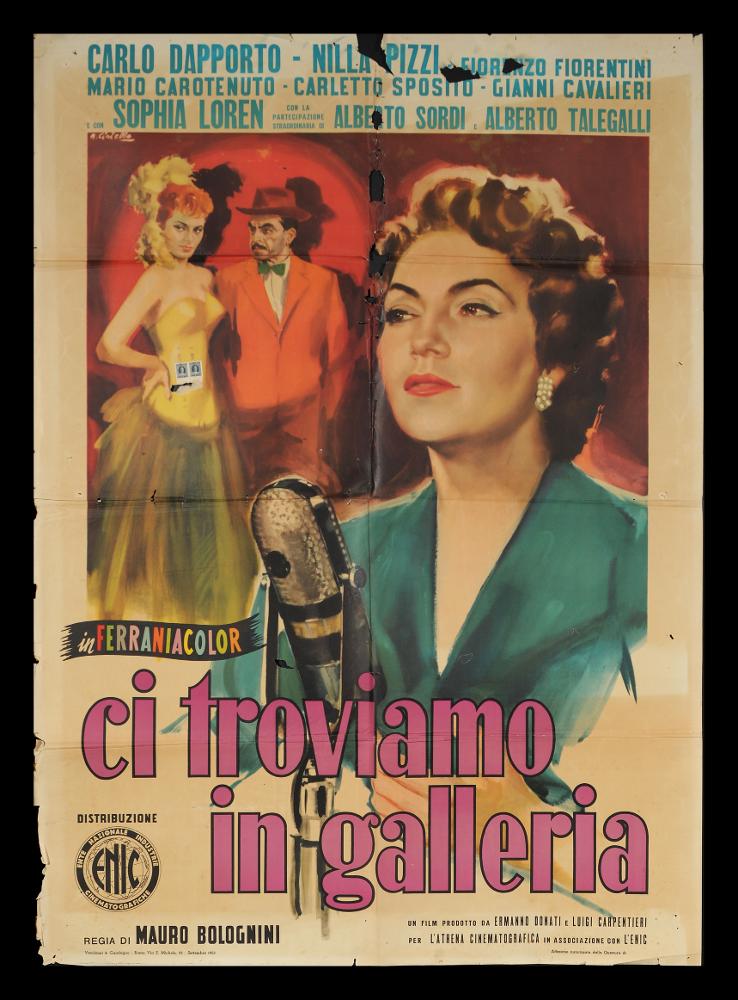 L'immagine riproduce uno dei manifesti conservati presso la Mediateca Regionale Pugliese (vedi Note). Si tratta di una delle versioni grafiche del manifesto del film "Ci troviamo in galleria" del 1953, con Nilla Pizzi, Sophia Loren e la partecipazione di Alberto Sordi. L’illustratore del manifesto è Averardo Ciriello, come si evince dalla firma in alto a sinistra. Emerge il suo tipico tratto pittorico, caratterizzato da un uso del colore in funzione simbolica e fortemente emotiva, con un’attenzione, quasi maniacale, per il dettaglio e le sfumature. Lo spazio compositivo è molto semplice, vi sono due gruppi su uno sfondo rosso: in secondo piano la coppia Marisa (Sophia Loren) ed il capocomico Gardenio (Carlo Dapporto) illuminati con luce ad occhio di bue in abiti elegant...