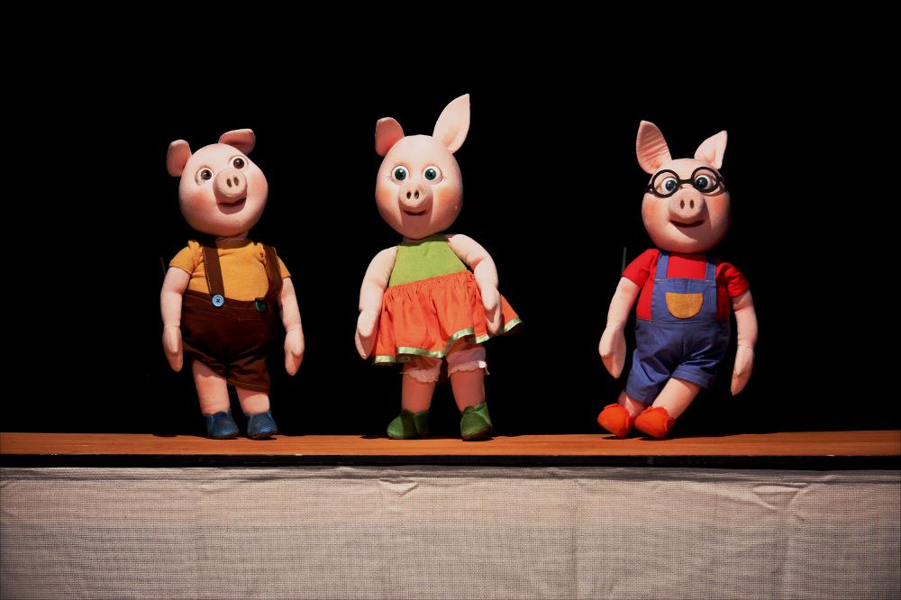 Lo scatto fotografico è rappresentativo della raffinata maestria e sapiente esperienza della Compagnia Granteatrino nell’affascinante mondo del teatro popolare dei burattini. La stagione teatrale settembre-dicembre 2022 della Casa di Pulcinella, diretta da Paolo Comentale, è stata intitolata “Gocciagoccia ci si innamora del teatro” e ha portato in scena numerose produzioni della Compagnia. L’8 e il 9 ottobre 2022 è stato rappresentato lo spettacolo “I tre porcellini”, celebre favola nata da un antico racconto popolare inglese. Tra i protagonisti della scena, un lupo allergico e canterino, una gazza che predice il futuro, due uccellini innamorati e, alla fine, proprio i tre porcellini e le loro casette. I pupazzi animati e le musiche coinvolgenti divertono grandi e picci...