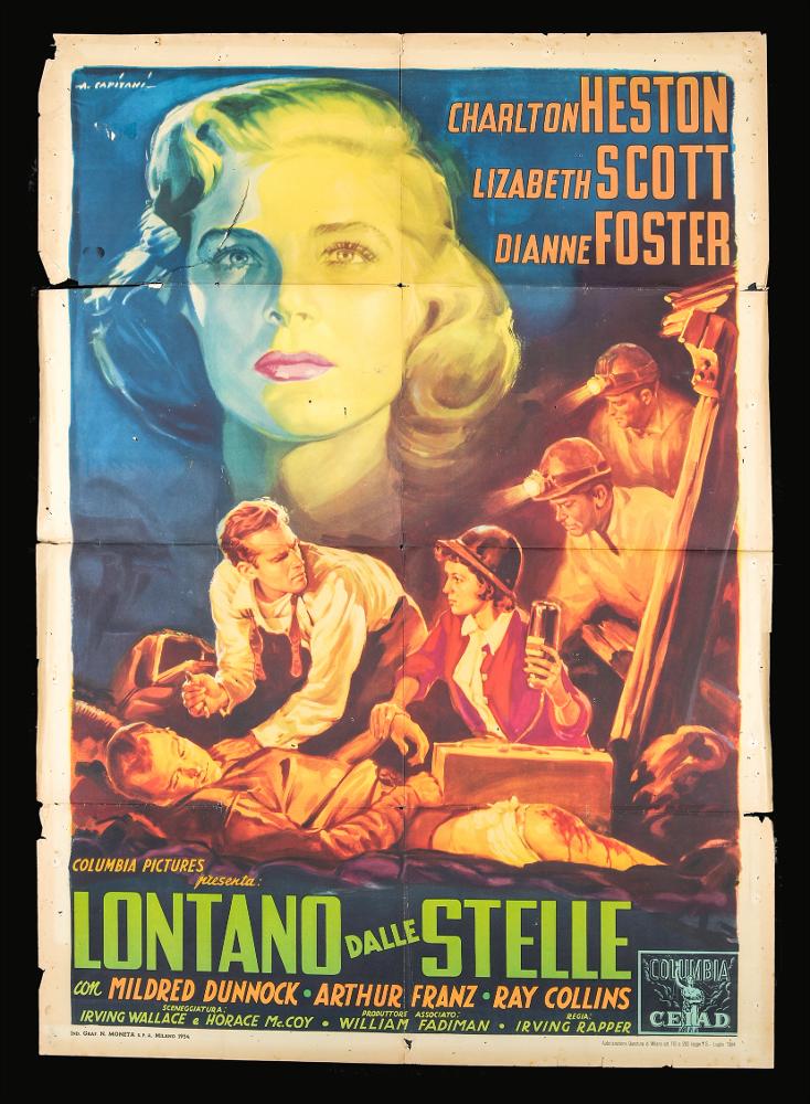 L'immagine riproduce uno dei manifesti conservati presso la Mediateca Regionale Pugliese (vedi Note). Si tratta di una delle versioni grafiche del manifesto del film "Lontano dalle stelle", la cui illustrazione è a firma di Alfredo Capitani. Pittore di cinema del primo periodo, Capitani fondò uno studio nel 1919 per la realizzazione di manifesti pubblicitari e poi con Luigi Martinati una società per il lancio di pellicole cinematografiche. Il suo stile richiama quello di Ballester, con un uso di colori luminosi e sfumati con effetti di mirabile enfasi pittorica. Le sue rappresentazioni sono sempre originali, grazie all'uso di colori pieni arricchiti dalle loro variazioni tonali cangianti: per questa composizione, Capitani sceglie un fondo molto scuro, su cui fa risaltar...