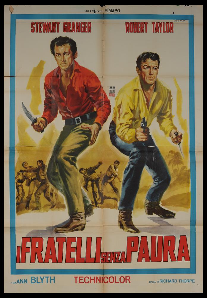 L'immagine riproduce uno dei manifesti conservati presso la Mediateca Regionale Pugliese (vedi Note). Si tratta di una delle versioni grafiche del manifesto del film "I fratelli senza paura", a firma di Renato Casaro, tra i maggiori rappresentanti della grafica e del manifesto del secondo dopoguerra. Autodidatta, sviluppa una grande tecnica e raffinatezza formale sugli esempi più prestigiosi di altri pittori di cinema, primo tra tutti Cesselon, alla quale mescola linguaggi compositivi più innovativi (fotografico e grafico) anche usando tecniche e strumenti diversi, come l'aerografo. Per il manifesto in oggetto, Casaro realizza una composizione pulita, ma d'impatto visivo, incentrata tutta sulla presenza dei due fratelli Joel e Mark. Casaro ama arricchire in genere di mi...