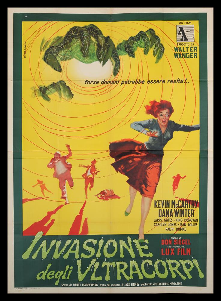 L'immagine riproduce uno dei manifesti conservati presso la Mediateca Regionale Pugliese (vedi Note). Si tratta di una delle versioni del manifesto del film "L'invasione degli ultracorpi", a firma dello Studio Favalli, di Augusto Favalli. Artista milanese che si dedicò per anni all'attività artistica futurista, Augusto aprì nel 1946 a Roma, via Margutta, lo storico studio di grafica pubblicitaria "Studio Favalli", cominciando a produrre grafica per i manifesti cinematografici e dando il via ad un'intensa collaborazione con la casa di produzione Lux Film. Augusto curò personalmente la linea estetica dei manifesti, chiamando a progettare, per il suo studio, artisti del calibro di Guttuso, Purificato e altri. Il manifesto in oggetto mostra infatti le caratteristiche princi...