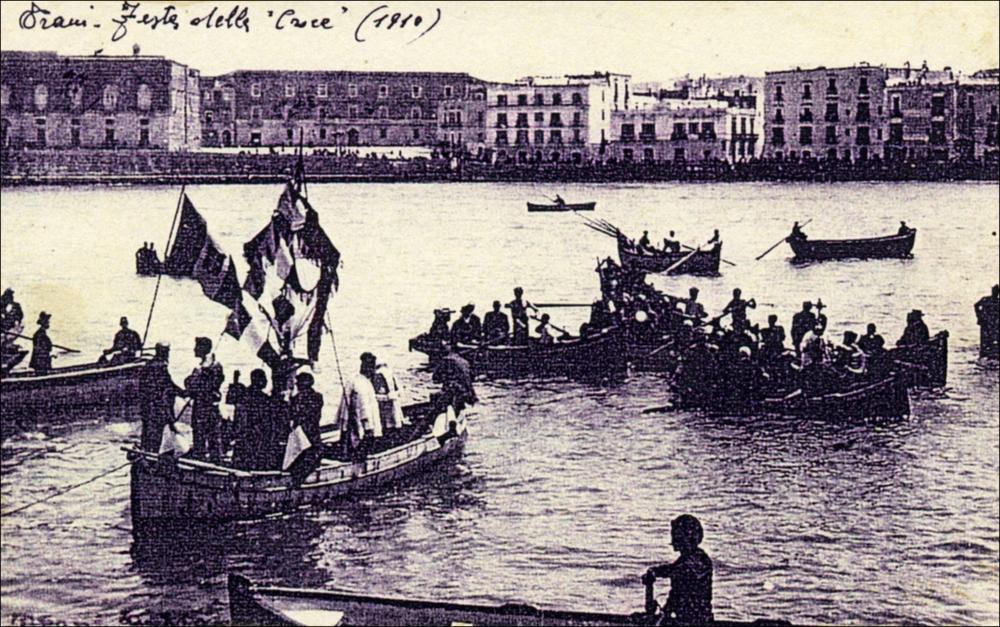 <div class="ql-editor"><div>Questa foto storica digitalizzata risale al 1910 e cattura un momento simbolico della Festa Patronale del Santissimo Crocifisso di Colonna, uno degli appuntamenti religiosi e civili più sentiti dalla comunità di Trani (BT), espressione profonda della fede e dell’identità cittadina.</div><div>Fulcro della celebrazione è il venerato Crocifisso ligneo custodito nel Santuario di Colonna, legato a un prodigio risalente al 1480, epoca dell’invasione turca in terra d’Otranto e del martirio degli Ottocento Cristiani. Secondo la tradizione, il Crocifisso, trafugato da pirati saraceni, venne sfregiato sul volto e gettato in mare; miracolosamente, però, tornò a galleggiare fino a raggiungere le rive della ...