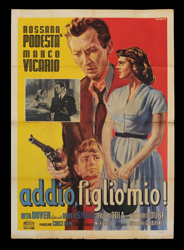 L'immagine riproduce uno dei manifesti conservati presso la Mediateca Regionale Pugliese (vedi Note). Si tratta di una delle versioni grafiche del manifesto del film del 1953 "Addio, figlio mio!", a firma di Tarquini (Tarquini Paolo). "Pittore non Pittore" come lui stesso si definì, fu un artista che condivise la sua arte con il padre Sabatino ed i fratelli Luigi e Glauco. Per il suo stile inconfondibile e identitario, Tarquini ha sempre privilegiato l'utilizzo di una pittura sfumata e policroma, tipica a partire dagli anni Trenta, che con l'uso dei colori pastello rendesse un'atmosfera molto onirica e poetica, che si ritrova in molte opere dell'artista, qui in collezione. In questa composizione grafica degli anni '50, Tarquini sceglie un'impostazione già più "pubblicit...