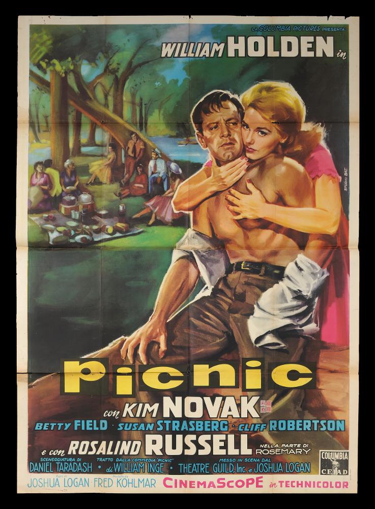 L'immagine riproduce uno dei manifesti conservati presso la Mediateca Regionale Pugliese (vedi Note). Si tratta di uno dei manifesti del film “Picnic” del 1955 per la regia di Joshua Logan. La firma che leggiamo sul lato a destra appartiene, genericamente, allo Studio Bat., probabilmente legato all’illustratore Riccardo Battaglia. La composizione grafica presenta due livelli, in primo piano la coppia dell’affascinante vagabondo Hal Carter, interpretato da William Holden, stretto dalla bella e seducente Kim Novak. Alle loro spalle, immersa in un bosco, è ritratta una atmosfera bucolica, delle persone sedute intorno una tovaglia imbandita, un vero picnic. Da notare le chiome degli alberi orientate verso destro, ad indicare la presenza di un forte vento, confermato anche d...