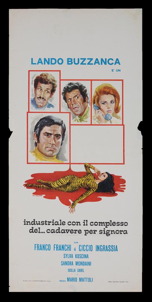 L'immagine riproduce uno dei manifesti conservati presso la Mediateca Regionale Pugliese (vedi Note). Si tratta della locandina del film "Industriale con il complesso del... cadavere per signora", (uscito inizialmente con il titolo "Cadavere per signora"), a firma di Ezio Tarantelli. Noto per la produzione di illustrazioni per film minori e quelli del genere "Spaghetti western", Tarantelli è un artista e grafico, fondatore dello Studio E2 insieme al collega Enzo Sciotti. Anche questa locandina presenta una bella composizione ordinata. Qui lo sfondo bianco immerge il fruitore in una dimensione spaziale immaginaria, dalla quale emergono i ritratti molto realistici dei personaggi principali, racchiusi in piccole cornici rosse a creare simmetria. Nonostante la trama polizie...