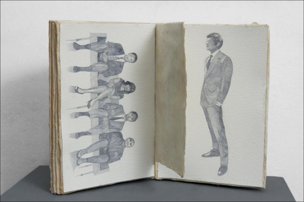 L'immagine digitale riproduce “Album di famiglia”, un'opera dell'artista pugliese Beppe Sylos Labini eseguita nel 2013. L'artista, attivo sul panorama locale e nazionale dal 1972, è stato allievo del prof. De Palma, assistente di Decorazione di Mimmo Conenna, diplomato all'Accademia di Belle Arti di Bari, della quale ha ricoperto il ruolo di Direttore. L'artista, in particolar modo nell'ultimo decennio, affronta il tema della solitudine nella moltitudine, ossia il senso di isolamento e di lontananza dell'individuo contemporaneo dal resto dei suoi simili, contraddistinguendo le sue creazioni con toni monocromi alternati tra grigio e blu. Con “Album di famiglia” crea un'installazione con la quale rende omaggio alla pittura. Le belle figure infatti emergono dalle pagine di...