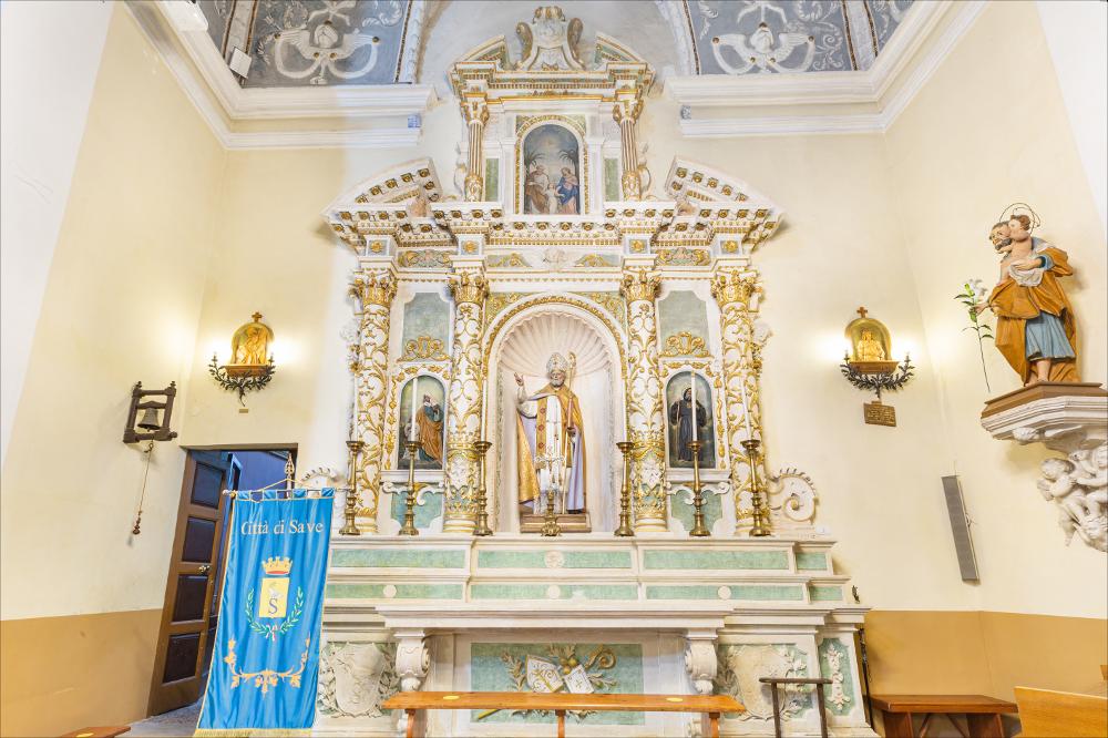 <div class="ql-editor"><div>L'immagine digitale immortala il sontuoso altare dedicato a San Nicola, patrono della città di Salve (Le), all'interno della Chiesa Madre.</div><div>La festa patronale della parrocchia di Salve (Le) è dedicata a San Nicola, qui venerato col titolo di “Magno”.</div><div>La festa, negli ultimi anni, ha assunto una dicitura dialettale: <strong>La festa de Santu Nicola.</strong></div><div>Il culto in onore di San Nicola a Salve affonda le sue radici nei secoli passati e si diffonde a partire dalla seconda metà del Cinquecento. Un documento del 1567, redatto da don Francesco Valentini, parroco dell’epoca, attesta che i battesimi venivano celebrati «nella chiesa di Santu Niculò», segno di una devozion...