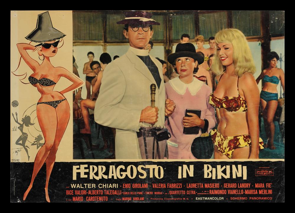L'immagine riproduce uno dei manifesti conservati presso la Mediateca Regionale Pugliese (vedi Note). Si tratta di una delle foto buste del film “Ferragosto in bikini” del 1961 per la regia di Marino Girolami. La composizione è composta in prevalenza da una fotografia di scena che immortala un momento del film. Sul lato sinistro l’artista Bob Deseta firma l’illustrazione molto minimale. Una ragazza formosa, a ricordare le pin-up degli anni Cinquanta, è in una posa seducente in bikini; la sua figura fuoriesce dalla cornice creata per la fotobusta. Alle sue spalle, in piccole dimensioni ed in monocromo grigio, su una spiaggia una ragazza gioca a palla, seguita da un giovane forse steso sulla sabbia....