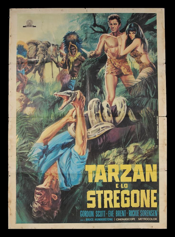 L'immagine riproduce uno dei manifesti conservati presso la Mediateca Regionale Pugliese (vedi Note). Si tratta di una delle versioni grafiche del manifesto del film “Tarzan e lo stregone”, del 1958 per la regia di H. Bruce Humberstone. A firmare questo manifesto è Aller per conto dello Studio Paradiso, studio grafico che riunì molte delle firme più importanti del tempo, primo fra tutti Mario Piovano. La composizione grafica è molto ricca, intorno alla scena principale della lotta contro un pitone, ambientata in una rigogliosa giungla, vi sono sullo sfondo Tarzan e Jane, interpretati rispettivamente da Gordon Scott e dalla bellissima Eve Brent. In secondo piano, è visibile un gruppo di indigeni con abiti tipici e lance e vi è un elefante, presenze che esaltano l’ambient...