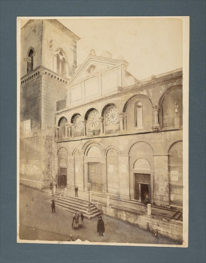 <div class="ql-editor"><div>Ritaglio da fotografia di Romualdo Moscioni della facciata della Cattedrale di Benevento (XIII secolo).</div><div>L'immagine digitale fa parte della raccolta fotografica di Giuseppe Ceci (1863-1938), studioso delle arti figurative dell’Italia meridionale e tra i promotori delle Società di Storia Patria di Napoli e della Puglia. Tale raccolta si inserisce nel vivace clima culturale dell’Italia postunitaria, caratterizzato dal progressivo consolidarsi di una «coscienza nazionale» alimentata anche dal confronto e dal dialogo con le realtà storiche e culturali locali.</div><div>Oggi la Biblioteca Comunale di Andria conserva oltre settecento fotografie dedicate alla Puglia medievale, a Napoli e al patrimonio storico...