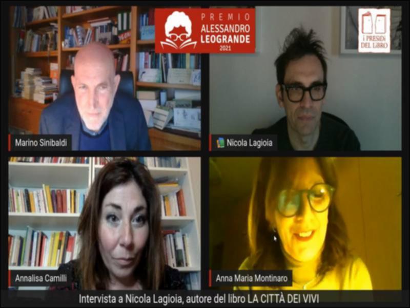 Per l’edizione 2021 del Premio Alessandro Leogrande sono stati selezionati cinque titoli di giornalismo narrativo di inchiesta. Tra i finalisti “La città dei vivi” (Einaudi) di Nicola Lagioia, candidato da Annalisa Camilli.
Questa è l’intervista di Marino Sinibaldi con Anna Maria Montinari (Presidente Presidi del Libro) e Annalisa Camilli a Nicola Lagioia. In questo libro l’autore indaga un efferato caso di cronaca che sconvolse l’opinione pubblica, l’omicidio Varani, interrogandosi su valori e senso di responsabilità. 
Il libro, al limite fra un reportage e un romanzo, è una profonda ricostruzione dell’omicidio del giovane Luca Varani, avvenuto a marzo 2016, da parte di Manuel Foffo e Marco Prato, due ragazzi romani di buona famiglia, autori di un gesto inspiegabile. R...