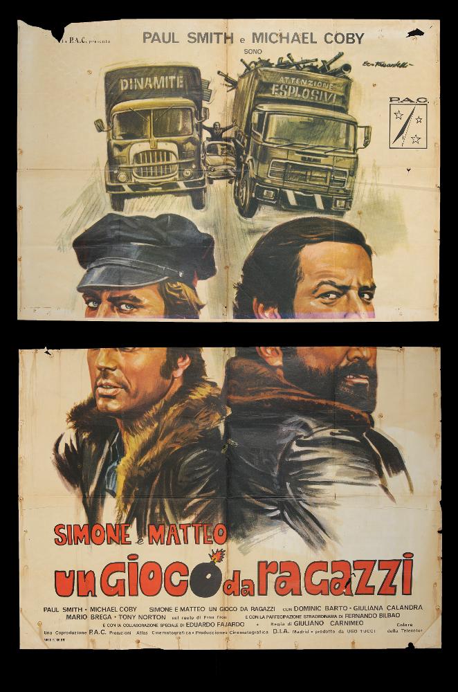 L'immagine riproduce uno dei manifesti conservati presso la Mediateca Regionale Pugliese (vedi Note). Si tratta del manifesto del film "Simone e Matteo - un gioco da ragazzi", a firma di Ezio Tarantelli. Noto per la produzione di illustrazioni per film minori e quelli del genere "Spaghetti western", Tarantelli è un artista e grafico, fondatore dello Studio E2 insieme al collega Enzo Sciotti. Per questo film commedia, concepisce un fondo bianco (concept visivo tipico degli anni '70) su cui ritrae in maniera molto realistica il duo cinematografico formato da Paul Smith e Michael Coby, nato per imitare la nota coppia di successo formata dagli italiani e amatissimi Bud Spencer e Terence Hill. Completa l'opera la raffigurazione ricca di dettagli di due camion tra cui è incas...