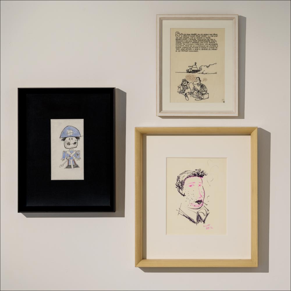 L’immagine fotografica è tratta dalla mostra “Pasolini Pascali Pazienza – Segni e disegni corsari”, curata dallo storico dell’arte Giacinto Di Pietrantonio e allestita presso la Fondazione Pino Pascali di Polignano a Mare (Ba). I protagonisti di questo dialogo virtuale sono tre grandi figure di creativi italiani, Pino Pascali, Pier Paolo Pasolini ed Andrea Pazienza, artisti che hanno fatto del disegno il luogo privilegiato della loro libertà espressiva. La mostra si propone di avviare una ricerca del tutto nuova in cui si mescolano diverse forme del linguaggio espressivo di questi artisti.