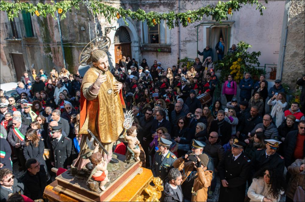 <div class="ql-editor"><div>Lo scatto fotografico immortala la Statua di San Valentino in Processione per le vie del borgo antico di Vico del Gargano (FG), attorniata da una folta folla di devoti in preghiera.</div><div>La Festa di San Valentino, che si celebra ogni 14 febbraio a Vico del Gargano, annoverato tra i “Borghi più belli d’Italia”, rappresenta uno degli appuntamenti religiosi e culturali più significativi della provincia di Foggia. San Valentino è venerato come Patrono del paese, degli innamorati e degli agrumeti, simbolo identitario ed economico del territorio.</div><div>La statua del Santo, collocata sul suo trono, viene ornata con circa tre quintali di agrumi e portata in solenne processione lungo le vie del borgo, addobbat...