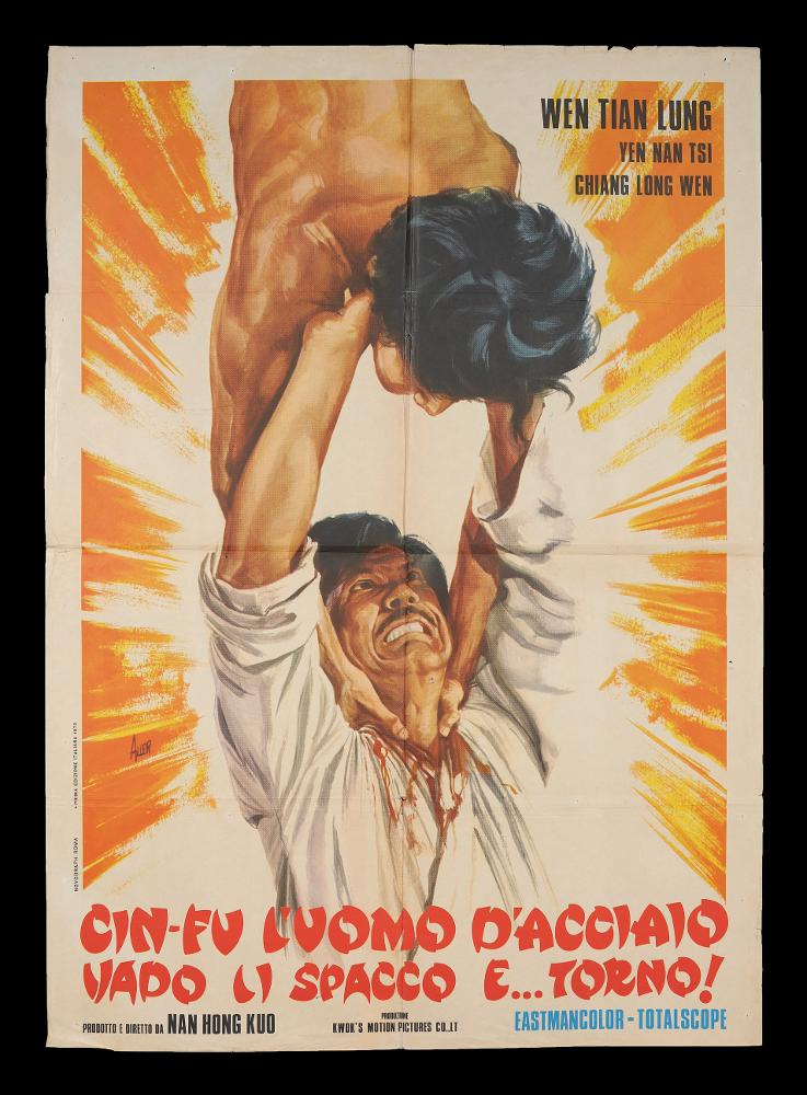 L'immagine riproduce uno dei manifesti conservati presso la Mediateca Regionale Pugliese (vedi Note). Si tratta del manifesto di "Cin-Fu l'uomo d'acciaio vado li spacco e...torno!", film del 1973, la cui illustrazione è a firma di Aller. La composizione armoniosa rivela l'abile mano dell'artista che concentra tutto l'impianto grafico sui due uomini alle prese in una audace lotta, con una presa mortale che richiama le antiche discipline di combattimento delle arti marziali giapponesi. Intorno, le pennellate veloci e dense di un bel color ocra aumentano la dinamicità della scena compositiva e la sofferenza provata dai due lottatori....