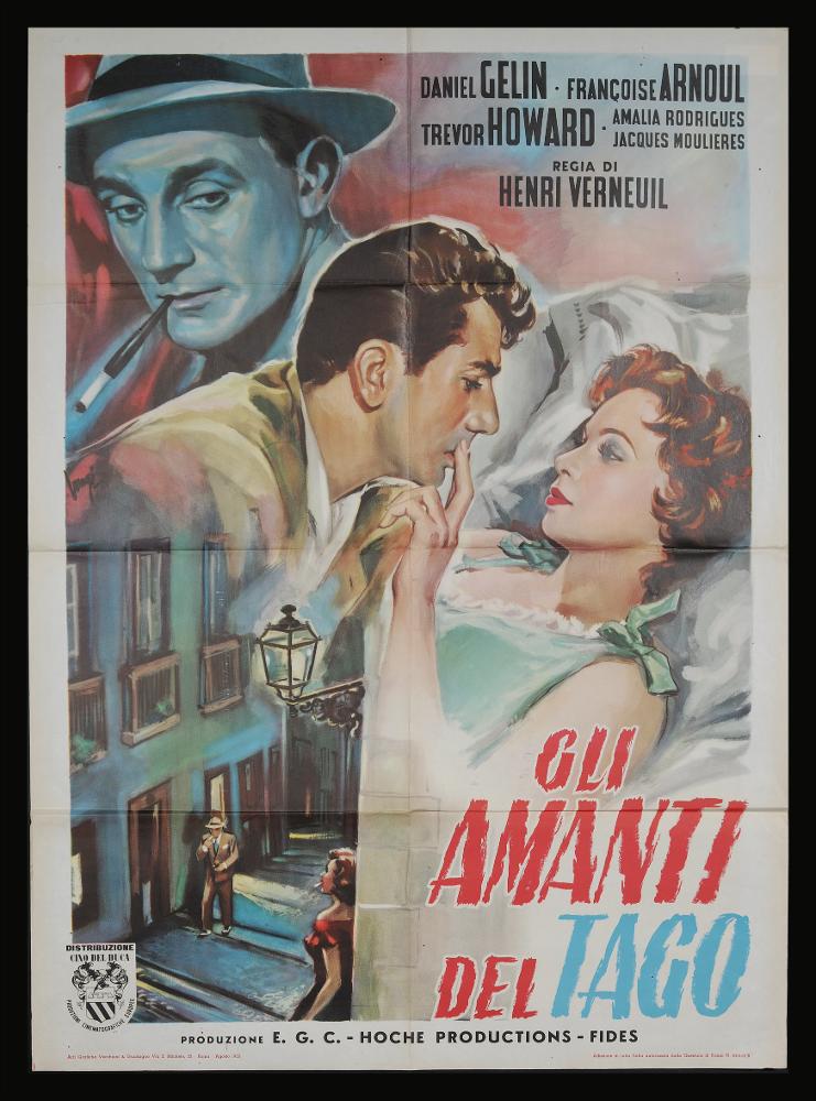 L'immagine riproduce uno dei manifesti conservati presso la Mediateca Regionale Pugliese (vedi Note). Si tratta di uno dei manifesti del film “Gli amanti del Tago” del 1955 per la regia di Henri Verneuil. Il manifesto è a firma di Longi Carloantonio, illustratore e cartellonista cinematografico tra i più importanti sulla scena italiana tra gli anni cinquanta e settanta del Novecento. In linea con gli altri manifesti dell’artista, anche qui si nota subito l’eleganza della composizione e la predilezione per l’utilizzo dei colori caldi e di pennellate ampie. Colpisce subito il forte realismo nella rappresentazione dei volti dei personaggi caratterizzati da sguardi molto intensi, dobbiamo ricordare infatti che Longi iniziò la sua carriera artistica come ritrattista per poi ...