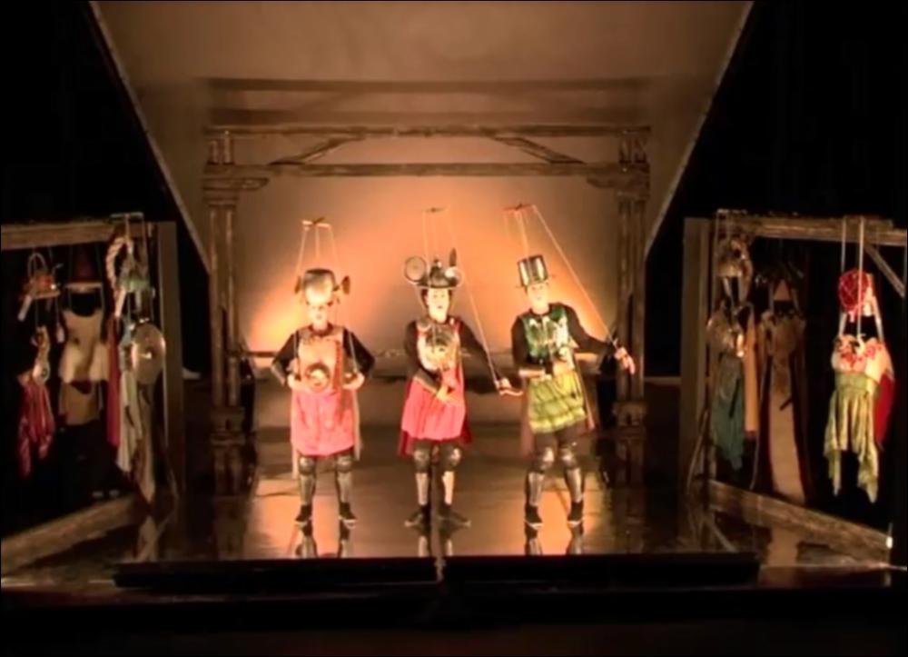 Il video in oggetto è il promo di “Paladini di Francia”, spettacolo messo in scena dai Cantieri Teatrali Koreja di Lecce per la stagione 2015-2016 dedicata al Teatro Ragazzi. Giochi di bambini, marionette e pupi prendono vita per inscenare uno spettacolo colto e coinvolgente, ricco di citazioni e pure fluente: lo spettacolo di Francesco Niccolini, regia di Enzo Toma, è avvincente sapendo divertire, aprendo intanto spazi di commozione e delicata poesia nell'amata cornice di "Cosa sono le nuvole?" di Pier Paolo Pasolini, fonte d'ispirazione anche per la definizione dei personaggi, attori/pupi che ruotano intorno al loro Imperatore Carlo Magno. Il richiamo alle nuvole è esplicito nei versi narrati in apertura dello spettacolo ripresi dalla canzone "Le Nuvole" di Francesco ...