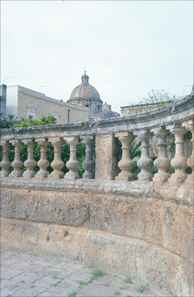 La fotografia è parte della ricca raccolta fotografica “Puglia per tutte le Stagioni” vol. 2, prodotta dall'Assessorato al Turismo e Industria Alberghiera della Regione Puglia, per raccontare la Puglia attraverso immagini suddivise in 5 settori principali: Città e Paesi, Settimana Santa, Territorio, Feste – Sagre – Tradizioni, Mercati – Prodotti – Cucina. L'immagine cattura un particolare di Palazzo Imperiali, storica costruzione nel cuore di Francavilla Fontana. Fu fatto erigere inizialmente come fortificazione da Giovanni Antonio del Balzo Orsini intorno alla metà del XV secolo, ampliato poi da Giovanni Bernardino Bonifacio alla metà del 1500 e completato dalla Famiglia Imperiali, principi illuminati ed amanti delle lettere e delle arti, che lo acquisì trasformandolo ...