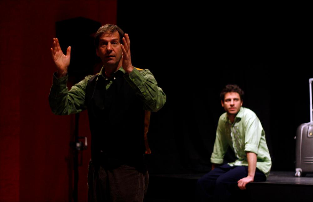 L'immagine fa parte di “Primavera dei Diritti", collezione digitale che raccoglie foto e video dell'omonima manifestazione promossa dalla Regione Puglia - Assessorato al Mediterraneo e realizzata dal Teatro Pubblico Pugliese dal 18 al 28 febbraio 2010 a Bari. La fotografia immortala un momento della performance “Nascita di una nazione”, trasposizione del film muto “The Birth of a Nation” diretto da David Wark Griffith ed immesso nel circuito cinematografico nel 1915. Il tema portante dell'opera è rappresentato dalla famiglia e dall'armonia del focolare domestico minacciato dal tormento della Guerra di Secessione. La pièce, messa in scena dall'Accademia degli Artefatti, fa parte del progetto di Mark Ravhenill “Spara, trova il tesoro e ripeti”, ciclo di 17 rappresentazion...