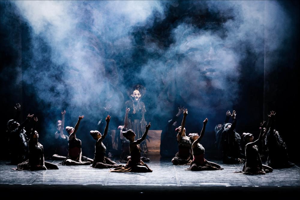 Lo scatto fotografico riprende i ballerini della Compagnia Balletto del Sud in un momento della rappresentazione “L'uccello di Fuoco” inserito nella stagione di danza – autunno 2021 organizzata presso il Teatro Apollo a Lecce 2021.
Nella versione coreografica di Fredy Franzutti, l’Uccello di Fuoco si ispira all’universo heroic-fantasy dei racconti di Robert Howard (1906 – 1936). Il soggetto di partenza è l’antica favola russa che narra del principe che, con l’aiuto dell’uccello mitologico dalle piume di fuoco, salva la principessa prigioniera del terribile mago Katscheij, ruolo creato da Franzutti, nel 2007, per il grande mimo inglese Lindsay Kemp. Franzutti si ispira al tratto grafico delle trasposizioni in fumetti di Frank per la ricostruzione delle scene e dei costum...