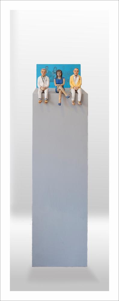 L'immagine digitale riproduce l'opera scultorea “Omaggio alla Grande Bellezza” dell'artista pugliese Beppe Sylos Labini. L'artista, attivo sul panorama locale e nazionale dal 1972, è stato allievo del prof. De Palma, assistente di Decorazione di Mimmo Conenna, diplomato all'Accademia di Belle Arti di Bari, della quale ricopre attualmente il ruolo di Direttore. In particolar modo nell'ultimo decennio, affronta il tema della solitudine nella moltitudine, ossia il senso di isolamento e di lontananza dell'individuo contemporaneo dal resto dei suoi simili. La serie della "Attesa" è il più recente ciclo di opere che rientra in questo filone, nel quale è compreso anche “Omaggio alla Grande Bellezza”, un rimando probabile al più noto Premio Oscar del 2013. Per l'artista l'attes...