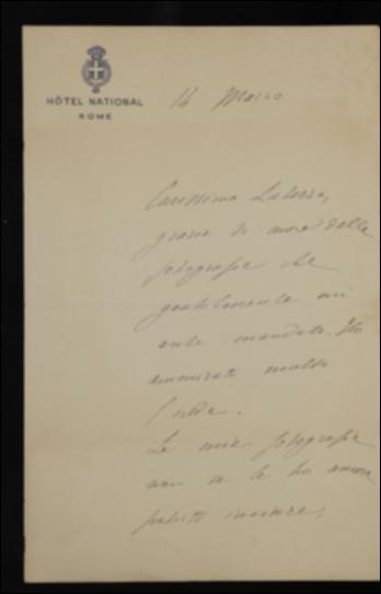 Nella lettera, Angelina Zampanelli ringrazia Giovanni Laterza per alcune fotografie, nelle quali è ritratto il figlio di quest'ultimo, e gli annuncia la prossima spedizione delle proprie, invitandolo a distruggere quelle che ha già presso di sé perché mal tirate. Comunica poi l'imminente partenza insieme a Benedetto Croce per Raiano.