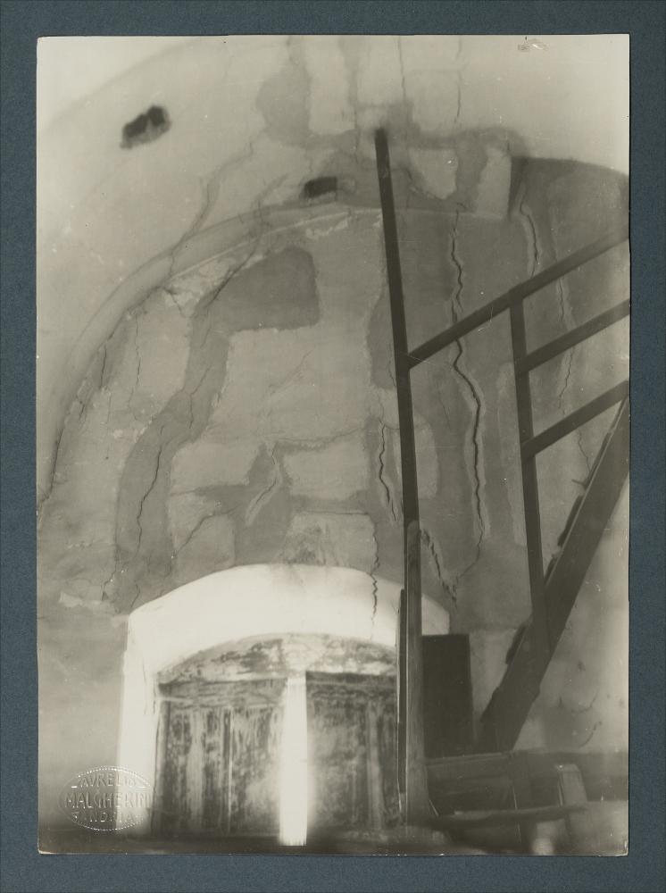 <div class="ql-editor"><div>Documentazione fotografica: Lesione interna del convento benedettine, Andria, foto Aurelio Malgherini.</div><div><br></div><div>La raccolta fotografica di Giuseppe Ceci (1863-1938), studioso delle arti figurative dell’Italia meridionale e tra i promotori delle Società di Storia Patria di Napoli e della Puglia, si inserisce nel vivace clima culturale dell’Italia postunitaria, caratterizzato dal progressivo consolidarsi di una «coscienza nazionale» alimentata anche dal confronto e dal dialogo con le realtà storiche e culturali locali.</div><div>Oggi la Biblioteca Comunale di Andria conserva oltre settecento fotografie dedicate alla Puglia medievale, a Napoli e al patrimonio storico-artistico dell’Italia mer...