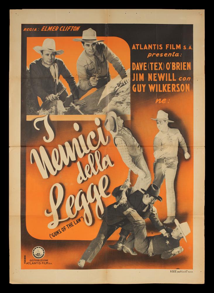 L'immagine riproduce uno dei manifesti conservati presso la Mediateca Regionale Pugliese (vedi Note). Si tratta di uno dei manifesti del film in bianco e nero “I nemici della legge” del 1945 per la regia di Elmer Clifton. La composizione grafica è a firma di Renato Ferrini (Ferrini), artista fiorentino che si avvicinò all'ambiente cinematografico negli anni '30 in una Roma in pieno fermento culturale. Le sue opere si sono sempre distinte per la tecnica moderna, particolarmente curata e tendente a risultati più fotografici che pittorici. Anche più avanti, Ferrini farà scelte sempre più grafiche e schematiche, con dettagli lasciati a titoli e sfondi dal forte impatto emotivo e visivo. Su uno sfondo dalle sfumature ocra vi sono dei fotogrammi resi tridimensionali dalle omb...