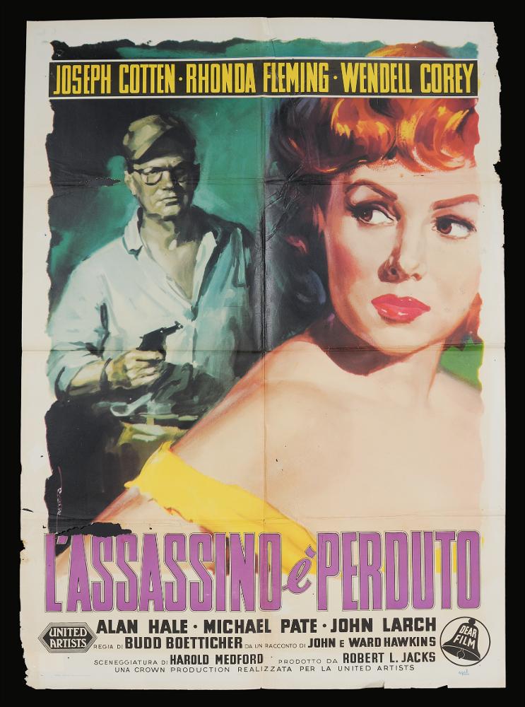 L'immagine riproduce uno dei manifesti conservati presso la Mediateca Regionale Pugliese (vedi Note). Si tratta di una delle versioni grafiche per il manifesto del film in bianco e nero "L’assassino è perduto" del 1956 per la regia di Budd Boetticher. L’illustrazione è ad opera di De Seta Enrico (Deseta), disegnatore e pittore italiano, noto come fumettista per giornali satirico-umoristici e periodici per ragazzi e soprattutto per la sua produzione di illustrazioni cinematografiche. La composizione grafica pensata dall'artista valorizza le due singole figure, protagoniste del film, con tinte luminose per la rappresentazione di Rhonda Fleming, bellissima e sensuale, mentre Joseph Cotten è rappresentato sullo sfondo quasi in monocromo grigio, ad indicare un personaggio mi...