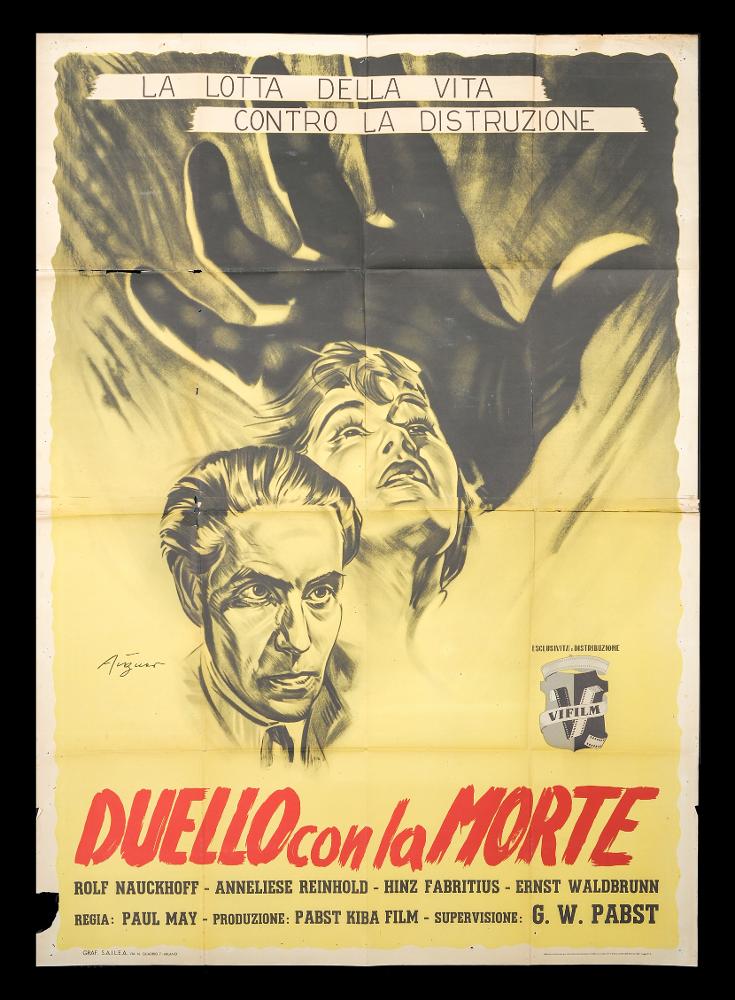 “Duello con la morte” (Duell mit dem Tod) è un film drammatico tedesco del 1949 diretto da Paul May (Paul Ostermayr), su sceneggiatura di Paul May e Georg Wilhelm Pabst. Nel cast ricordiamo Rolf von Nauckhoff, Annelies Reinhold, prima moglie del regista, Hinz Fabricius e Ernst Waldbrunn.
Il manifesto cinematografico è firmato dal grafico austriaco Paul Aigner, nato a Vienna nel 1905. Aigner firmò numerosi manifesti cinematografici, pubblicitari e politici, in Germania e in Austria. Riuscì da autodidatta a diventare uno dei grafici di maggior successo del suo tempo.
Nonostante il suo contributo alla cultura visiva di entrambi i paesi, di lui si sa relativamente poco sia in Germania che in Austria. Per molti anni i manifesti cinematografici furono il suo principale campo ...
