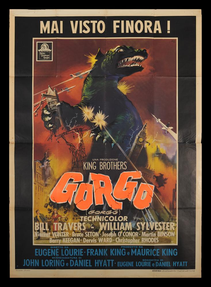 L'immagine riproduce uno dei manifesti conservati presso la Mediateca Regionale Pugliese (vedi Note). Si tratta di una delle versioni grafiche del manifesto del film “Gorgo”, del 1961 per la regia di Eugène Lourié, terzo capitolo della sua cosiddetta "trilogia dei dinosauri", di cui fanno parte anche “Il risveglio del dinosauro” e “Il drago degli abissi”. Il manifesto è a firma di Nano, diminutivo di Silvano Campeggi, come si evince dalla firma in alto a destra. Illustratore e pittore di fama mondiale, allievo di Luigi Martinati, fu autore di alcuni tra i più bei manifesti del cinema italiano come Via col vento, Ben Hur e i suoi quattro cavalli bianchi e Colazione da Tiffany. L’artista rappresenta una delle scene più significative e drammatiche del film, l’arrivo di un ...