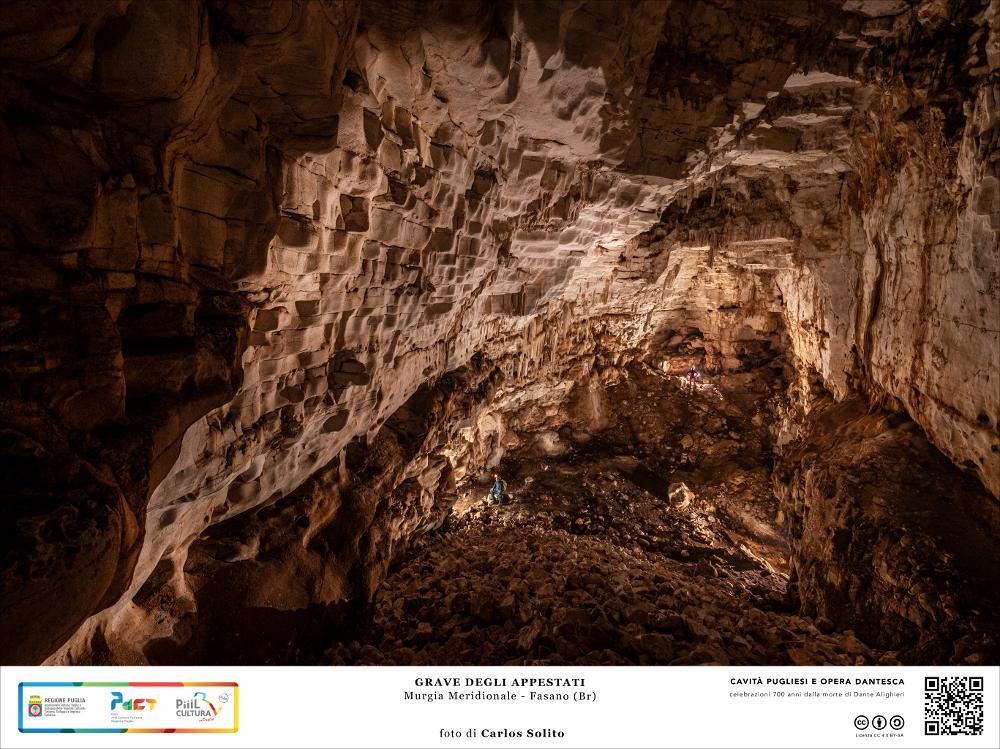 La Grave degli Appestati a Fasano: da un pozzo profondo una decina di metri si scende in un’enorme e profonda caverna sotterranea, dal soffitto altissimo, straripante di detriti che si sono accumulati nel corso dei secoli, non priva di anfratti e tortuosi cunicoli.
Lo scenario che si offre ai nostri occhi è ancora più impressionante se si pensa che questi ammassi di detriti nascondono, con buona probabilità, i resti dei morti dell’epidemia di peste che colpì quest’area nel tardo Seicento.
Proprio qui, in questa caverna, venivano gettati e abbandonati senza pietà i corpi degli appestati, privati per sempre di una degna sepoltura.
L’immagine digitale fa parte della raccolta di fotografie prodotte da Carlos Solito per il Progetto digitale “Sillabario sotterraneo – Viaggio ...