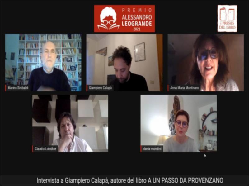 Per l’edizione 2021 del “Premio Alessandro Leogrande” sono stati selezionati cinque titoli di giornalismo narrativo di inchiesta. Questa è l’Intervista di Marino Sinibaldi, con Anna Maria Montinari, Dania Mondini e Claudio Loiodice, a Giampiero Calapà, autore del libro “A un passo da Provenzano. Una storia nascosta nella trattativa Stato-mafia” (UTET). 
In questo libro l’autore racconta una storia oscura, facendo luce su una concatenazione di imbrogli e misteri che hanno segnato gli anni Novanta, ricordando le stragi e la trattativa Stato-mafia, scavando nelle fonti, nelle testimonianze e negli atti giudiziari.
Calapà ripercorre la lunga storia di Bernardo Provenzano, un uomo che ha comandato per quarant’anni restando nell’ombra, e del giovane ispettore della squadra mo...