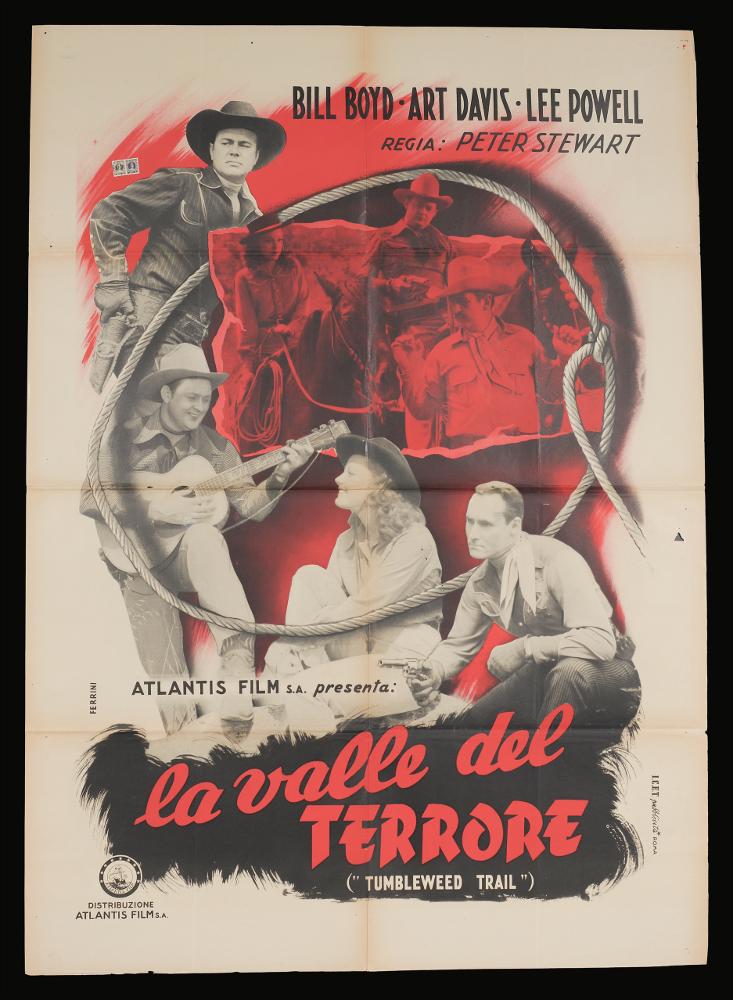L'immagine riproduce uno dei manifesti conservati presso la Mediateca Regionale Pugliese (vedi Note). Si tratta di uno dei manifesti del film “La valle del terrore”. L’illustrazione è a firma dell’illustratore e grafico Renato Ferrini che compone una grafica molto minimal, con pochi colori, concentrata nella parte centrale, delimitata dal cerchio ottenuto dal lazo chiuso da un nodo. Tutta la composizione alterna i colori del nero, rosso, e grigio che servono per rendere alcune immagini prese direttamente da scene del film. Colpisce l’inserimento del titolo in rosso in una zona completamente nera.