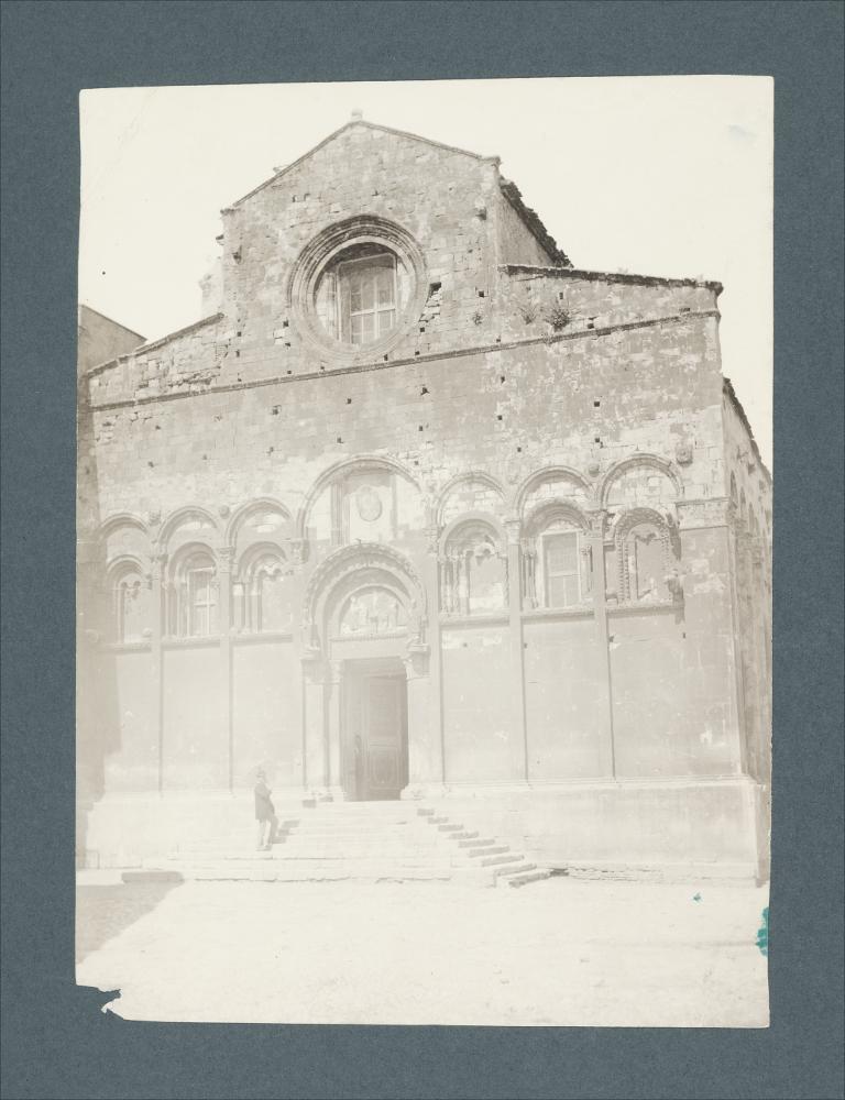 <div class="ql-editor"><div>Documentazione fotografica della facciata della Cattedrale di Termoli (CB).</div><div class="ql-align-justify">L'immagine digitale fa parte della raccolta fotografica di Giuseppe Ceci (1863-1938), studioso delle arti figurative dell’Italia meridionale e tra i promotori delle Società di Storia Patria di Napoli e della Puglia. Tale raccolta si inserisce nel vivace clima culturale dell’Italia postunitaria, caratterizzato dal progressivo consolidarsi di una «coscienza nazionale» alimentata anche dal confronto e dal dialogo con le realtà storiche e culturali locali.</div><div class="ql-align-justify">Oggi la Biblioteca Comunale di Andria conserva oltre settecento fotografie dedicate alla Puglia medievale, a Napoli e...