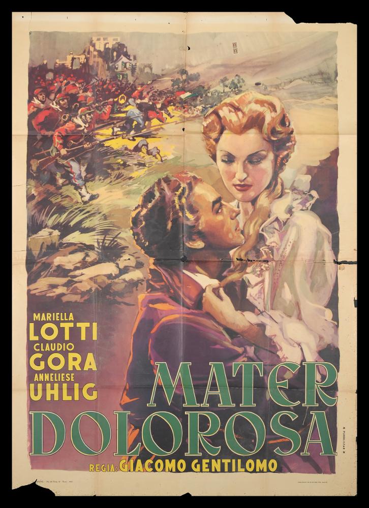 L'immagine riproduce uno dei manifesti conservati presso la Mediateca Regionale Pugliese (vedi Note). Si tratta della versione grafica del manifesto di "Mater Dolorosa", film italiano degli anni '40, tratto dal romanzo omonimo di Gerolamo Rovetta. L'autore crea una composizione molto espressiva, romantica, realizzata con pennellate dai toni caldi che accentuano la drammatica sensualità dei personaggi in primo piano. L'ignoto artista realizza un'opera piuttosto accademica, che per le sue caratteristiche, si può far rientrare a cavallo tra "il primo e il secondo stile" della pittura di cinema (Cesselon, 2018). Il linguaggio visivo è narrativo, le stesure cromatiche vivaci e cangianti; in primo piano troviamo i personaggi enfatizzati nel loro aspetto umano, mentre il secon...